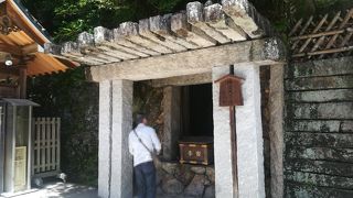 岩壁をくりぬいた独特の祠