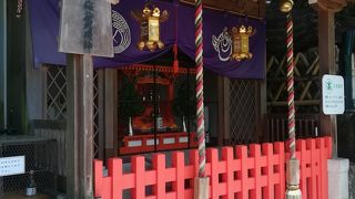 坂の途中の稲荷神社