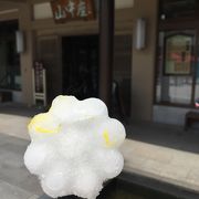 山中温泉の源泉をベースに菊の花を散らした菊の湯アイスキャンデー