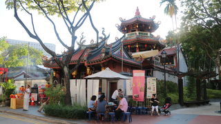 荘厳な中国寺院。シンガポーリアンの信仰の深さを感じる