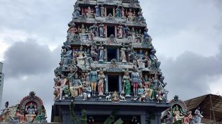 チャイナタウンの中に忽然と現れるヒンズー教寺院