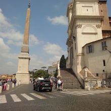 協会の側面と、少しだけ広場