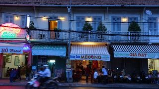 カントー川沿いにある老舗レストラン