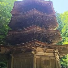 見た目は四重塔です。