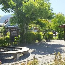 写真の左側にお湯掛け地蔵崇があります。