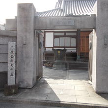 石柱の門の梁も注目してください。