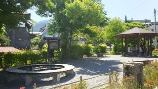 お湯掛け地蔵尊の隣にあります。