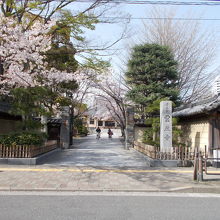 入り口からも境内の広さを感じます。