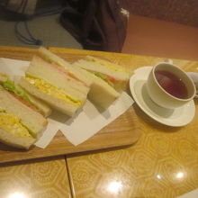 サンドイッチなどのメニューもあります（ドリンク付き）