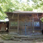 大山寺の石段の手前にひっそりと