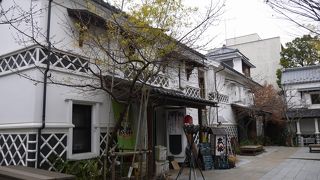 蔵が立ち並んでいる落ち着いた空間