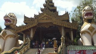 多くの観光客が来ていた