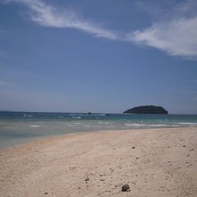 マヌカン島のビーチ