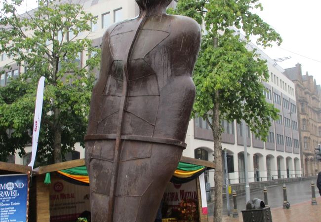 アイアン マンの像