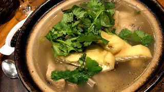 ビジネスエリアにあるカジュアルなシンガポール料理