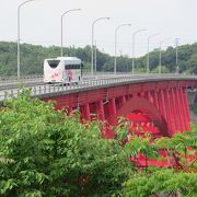 青い空に映える赤い橋