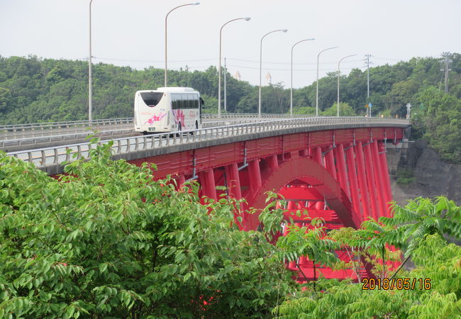 青い空に映える赤い橋