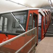 赤い車体のフニクラ