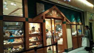 改札内の人気ベーカリー