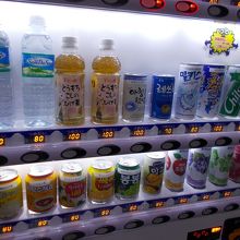 1階の韓国のドリンクの自販機です。