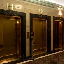 金ピカのエレベーターで最上階へ