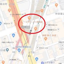 鍋橋架道橋は、神田駅北口の道路を跨ぐように、架けられています