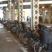 鍋橋架道橋と歩道部分に設けられた駐輪場です。整然としています