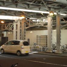 鍋橋架道橋の車道部分の様子です。鉄骨が何本も林立しています。