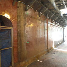 鍋橋架道橋の北側の壁の様子です。煉瓦張りの壁でできています。