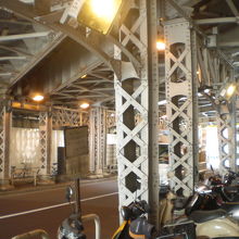 鍋橋架道橋の歩道部分から車道を見ています。照明があります。