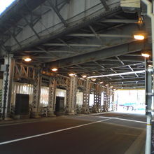 鍋橋架道橋の東側から西を見ています。中央に車道が見えています