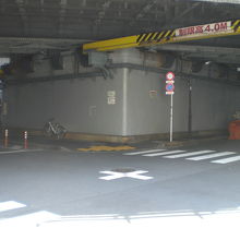 左の一八通りの東松下橋架道橋と直交する右側の架道橋です。