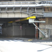 高架の線路の下を、左からの一八通りと万世橋への道路が直行する