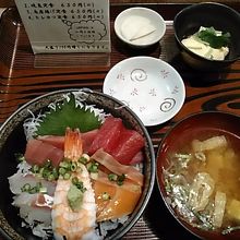 海鮮丼750円です