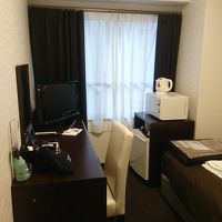 普通のビジネスホテルの部屋という感じです。