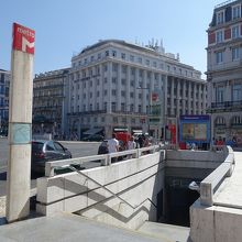 広場南の出口。