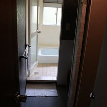 浴室とトイレは洗面所た分かれています