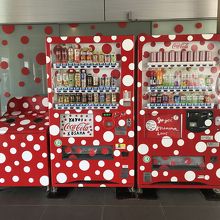 自販機の機械、缶も草間彌生の水玉模様
