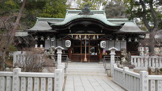 高級住宅街にある神社