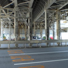 靖国通りは、片道３車線で広いです。架道橋の高さも高いです。