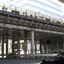 平永橋架道橋の京浜東北線部の地上高も、かなり高くなっています