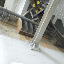 平永橋架道橋の末端支持部分です。ボルト等で固定されています