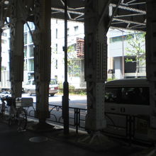 平永橋架道橋の歩道と車道の間の鉄骨の柱です。頑丈な構造です。