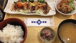 鰹のたたきと唐揚げの定食が1000円程度でした。