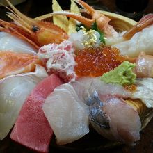 ネタがはみ出た豪華海鮮丼