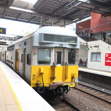 ウォリークリーク駅を発車する電車