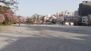 永代寺跡を利用してつくられた公園です。