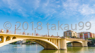 川沿いには黄金の塔をはじめいくつも観光の見所があります。