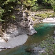 清流と岩の織りなす美しさ