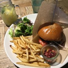 ボリューミーなハンバーガー！ハワイ気分が味わえてオススメ！